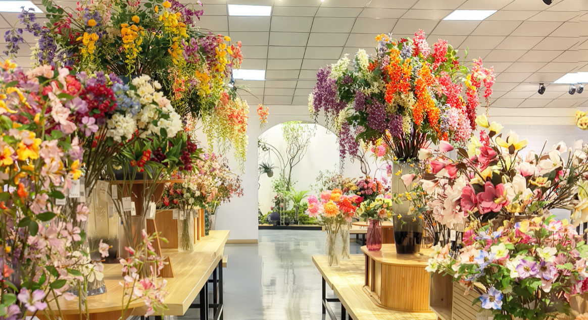 flower vase with artificial flowers